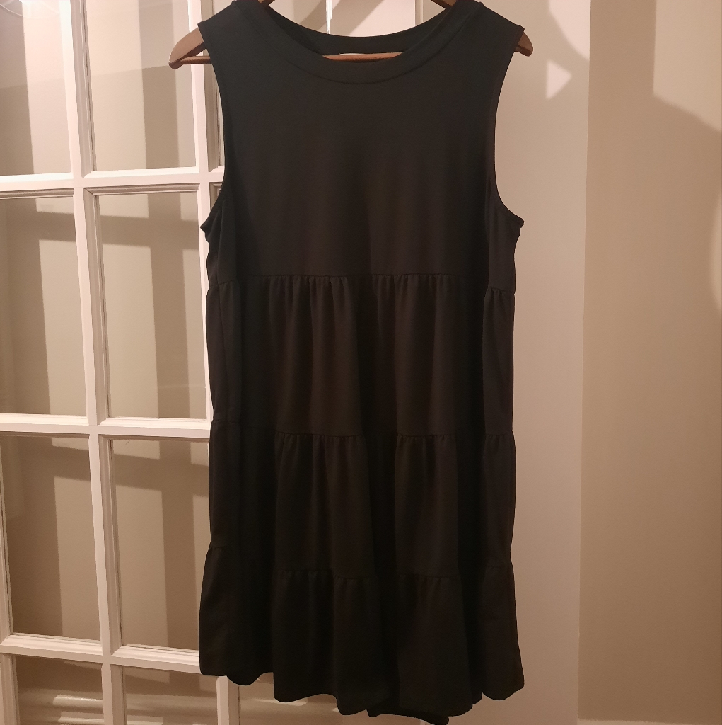 Preowned Entro Black Sleeveless Dress Preowned Entro Black Sleeveless Dress